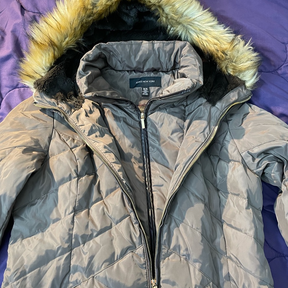 Down coat with faux fur trimmed hood - oregano color